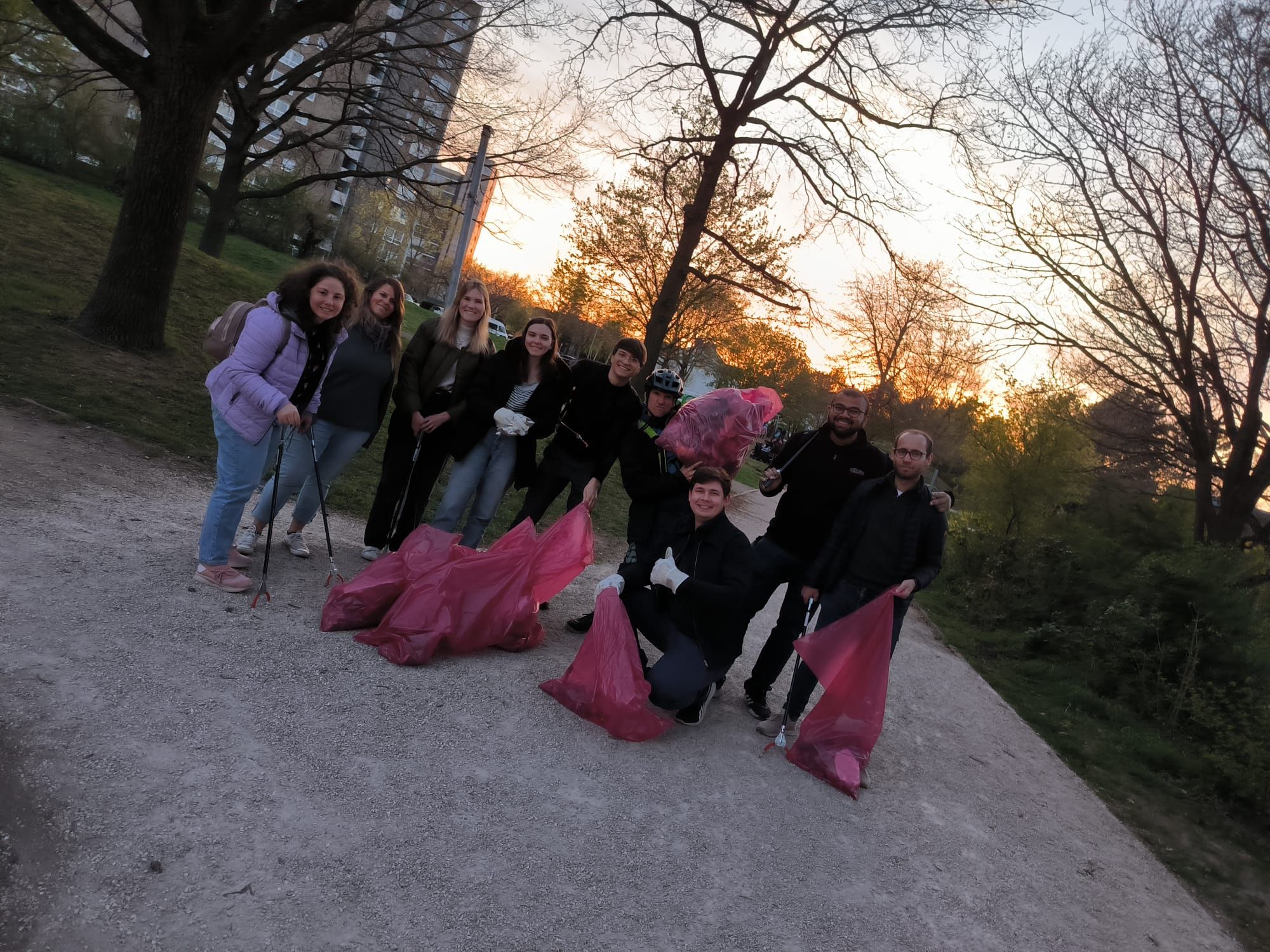 Präsentation der Tagesbeute im Sonnenuntergang